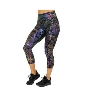 CVG NWOT Glisten Here Capri Leggings
